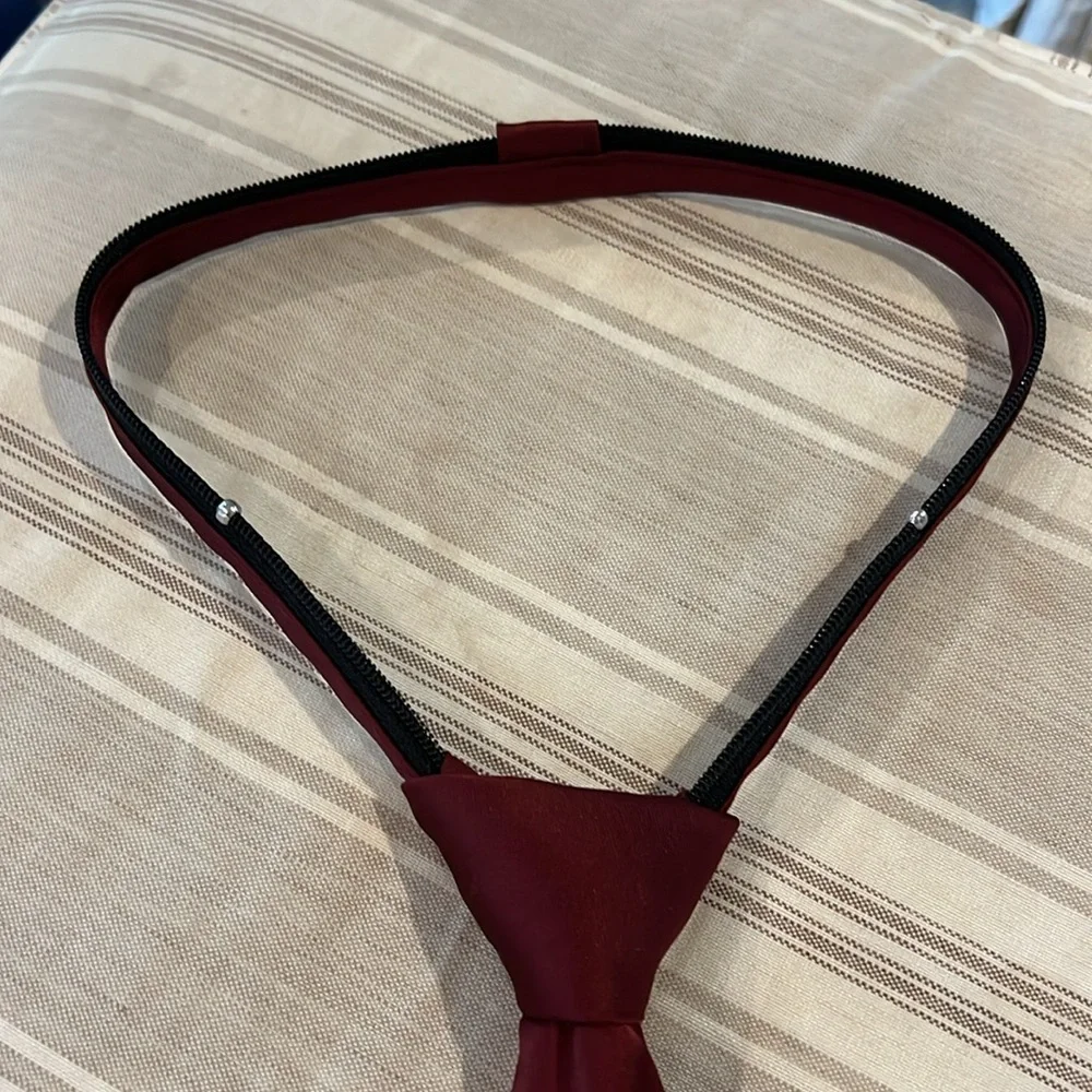 Egara zip tie maroon. Great condition